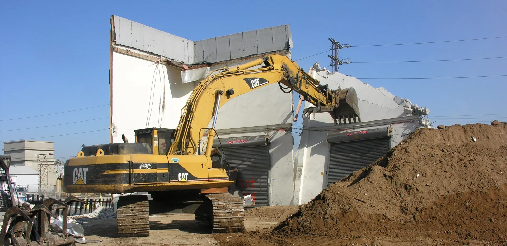 building demolition project requiring a Cat® excavator to tear down walls